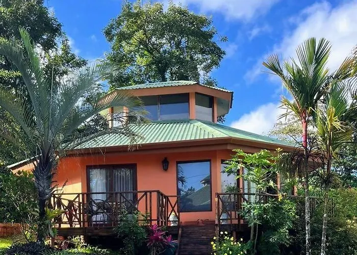 Picturesque Lakeshore House Tilarán